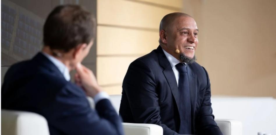 leyu官网-印象最深刻的队友？卡洛斯：路易斯-菲戈，他来皇马我很开心