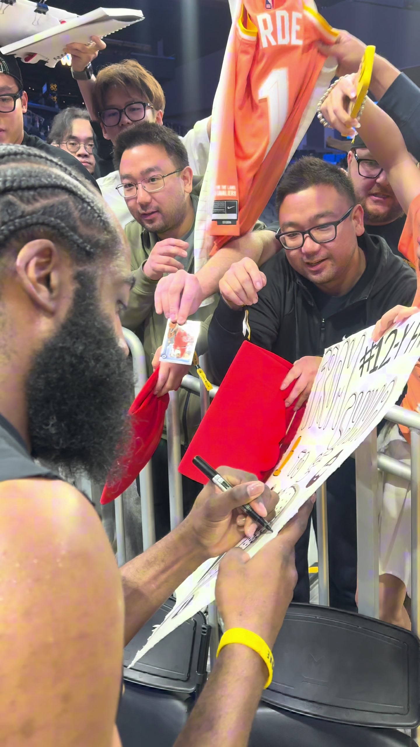 leyu直播-昨日赛后为中国球迷签名！哈登秀中文：中国球迷们 我爱你